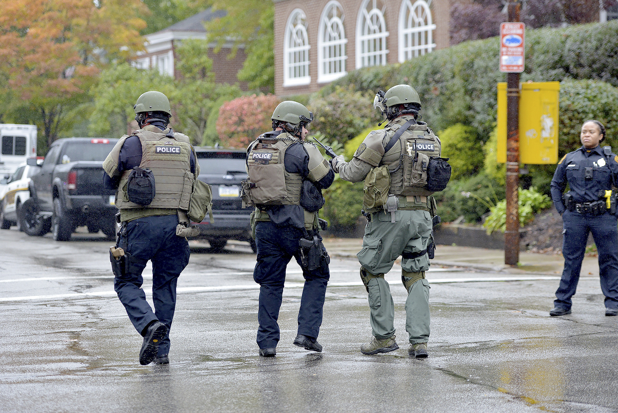 Polikce respond to an active shooter situation at the Tree of Life synagogue on Wildins Avenue in the Squirrel Hill neighborhood of Pittsburgh, Pa., on Saturday, October 27, 2018. (Pam Panchak/Pittsburgh Post-Gazette via AP)