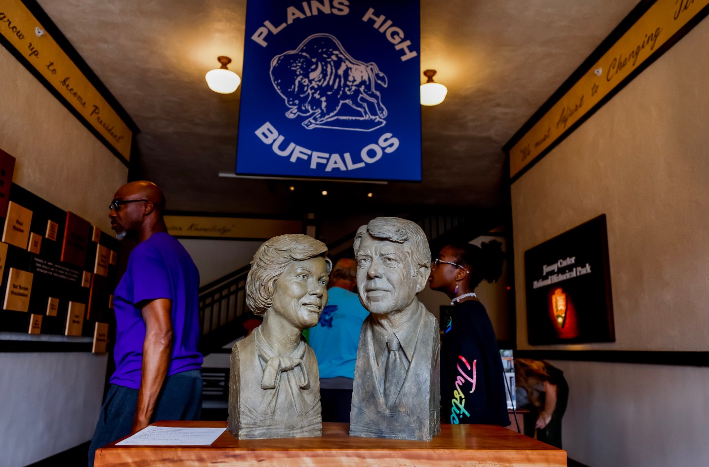 Бюст на бившата президентска двойка Джими и Розалин Картър в Plains High School в Jimmy Carter National Historical Park