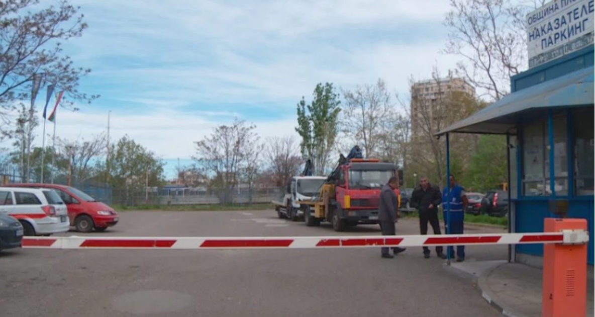 Паяк вдигна колата на служител на ДАИ, той свали номерата на репатрака и взе книжката на шофьора