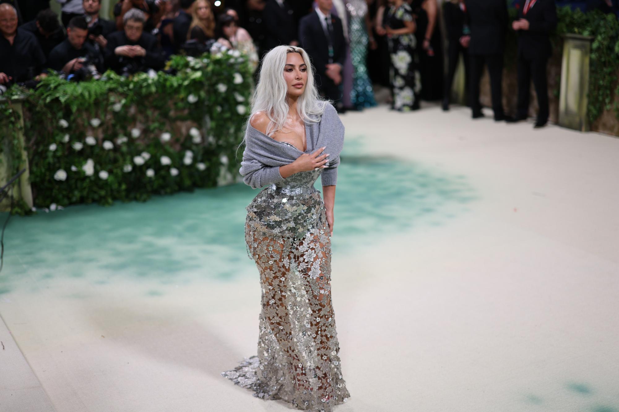 Met Gala 2024: Емили Ратайковски с прозрачна рокля, а Рита Ора почти гола (СНИМКИ, ВИДЕО)