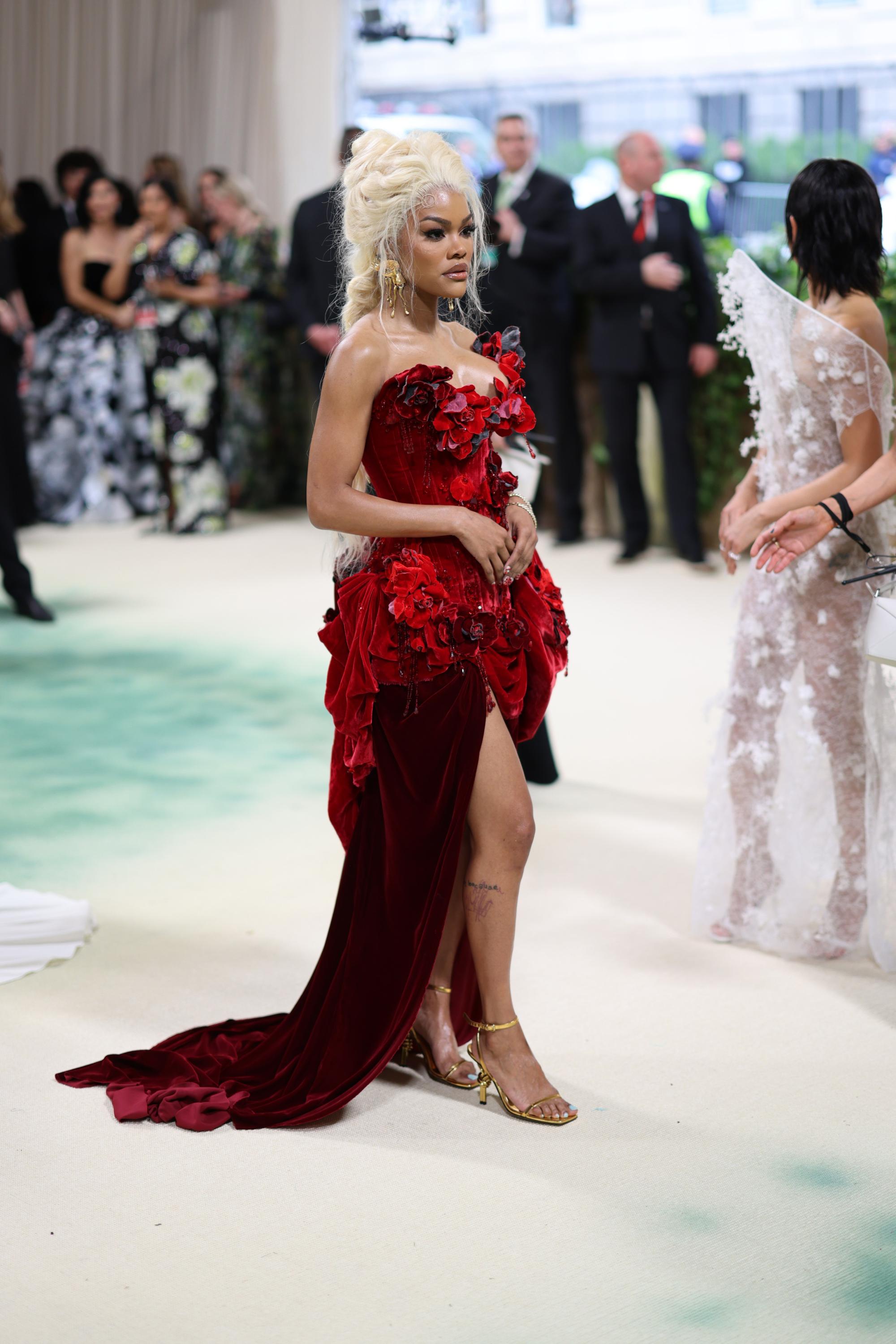 Met Gala 2024: Емили Ратайковски с прозрачна рокля, а Рита Ора почти гола (СНИМКИ, ВИДЕО)