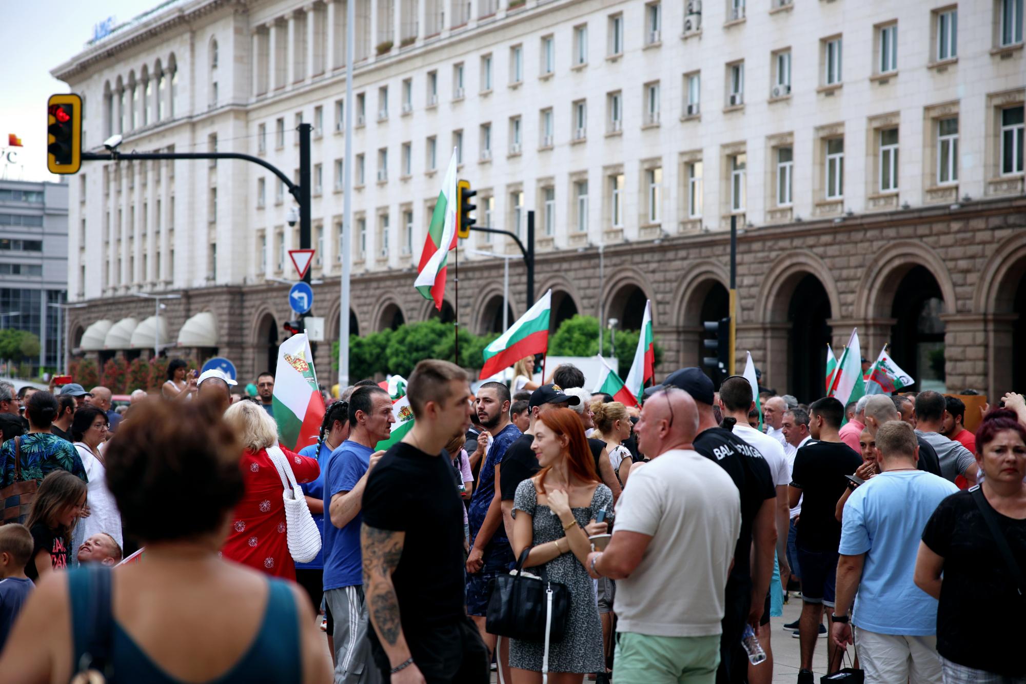 Два протеста в София "за" и "против" промените в ЛГБТИ закона (СНИМКИ)