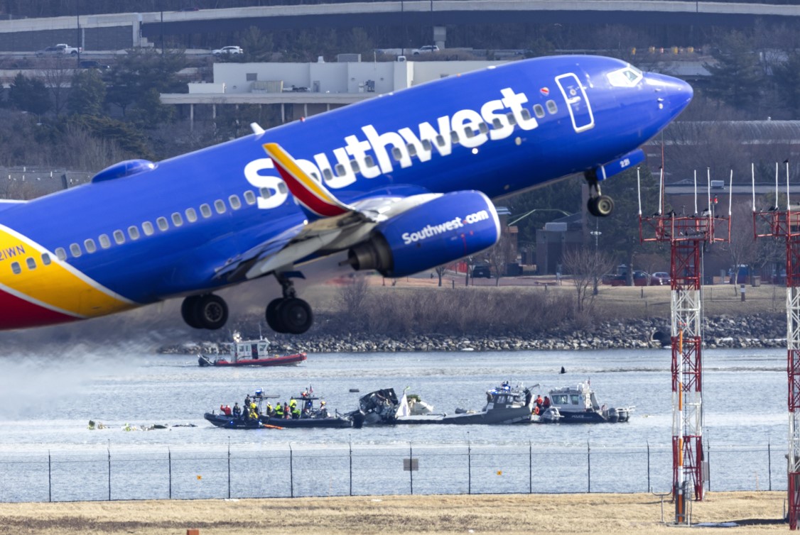 Самолет на Southwest Airlines излита от Националното летище „Роналд Рейгън“ във Вашингтон пред останките на търговския самолет, който се сблъска с военен хеликоптер